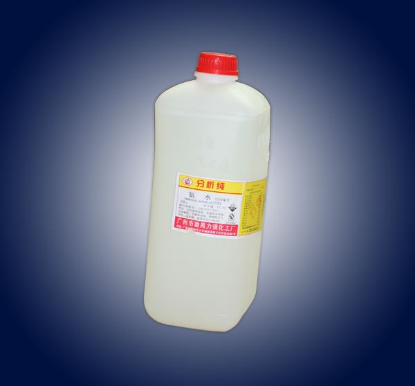 隨著季節的變化,大家的身體會在換季時會被病毒侵蝕,醫院內為了應對流感病毒,不得不經常對醫院進行消毒,然而他們所用的消毒水正是氨水。大家對消毒水并不陌生,在生活中為了家人的身體也會用到消毒水,消毒水在超市中也是經常看到的,在消毒水中,氨水卻占有重要成分。 雖說氨水具有強烈的刺激性氣味,人們長期處于氨水的環境下,會使身體受到危害,因此在儲存方面必須要封閉起來,儲存氨水可用內壁涂有桐油或瀝青,同時也方便運輸。氨水用于醫學上并沒有強烈的刺激性,也不會危害到人體的健康,也不會說因為氨水有毒就不敢用于消毒方面。 1,氨水行業生命周期。通過對氨水行業的市場增長率、需求增長率、產品品種、競爭者數量、進入壁壘及退出壁壘、技術變革、用戶購買行為等研判行業所處的發展階段; 2,氨水行業市場供需平衡。通過對氨水行業的供給狀況、需求狀況以及進出口狀況研判行業的供需平衡狀況,以期掌握行業市場飽和程度; 3,氨水行業競爭格局。通過對氨水行業的供應商的討價還價能力、購買者的討價還價能力、潛在競爭者進入的能力、替代品的替代能力、行業內競爭者的競爭能力的分析,掌握決定行業利潤水平的五種力量; 4,氨水行業經濟運行。主要為數據分析,包括氨水行業的競爭企業個數、從業人數、工業總產值、銷售產值、出口值、產成品、銷售收入、利潤總額、資產、負債、行業成長能力、盈利能力、償債能力、運營能力。 5,氨水行業市場競爭主體企業。包括企業的產品、業務狀況(BCG)、財務狀況、競爭策略、市場份額、競爭力(SWOT分析)分析等。 6,投融資及并購分析。包括投融資項目分析、并購分析、投資區域、投資回報、投資結構等。 7,氨水行業市場營銷。包括營銷理念、營銷模式、營銷策略、渠道結構、產品策略等。